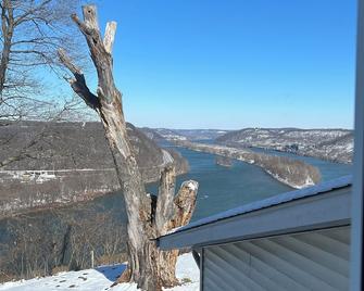 Charming 3-bedroom house with AC and WiFi in a very convenient location - Weirton - Balcony