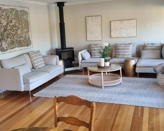 Luxurious Hamptons-Style Waterfront Cottage on Hawkesbury River in Brooklyn - Brooklyn - Sala de estar