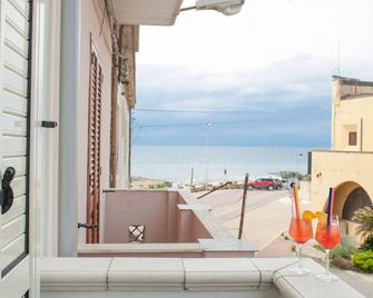 Casa Vacanze B&B Ucciali - Le Castella - Balcone