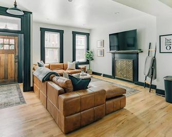 Stunning 5 BR -Heart of Downtown - Lancaster - Living room