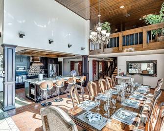 Brownsville- Indoor Heated pool, Tennis court, luxury mansion by Lake Overholser - Bethany - Dining room