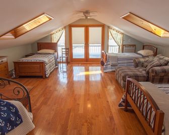Beautiful Lake House on Schroon Lake with private beach and dock slip-4bed/4bath - Schroon Lake - Habitación