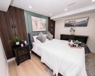 Luxurious Home Away From Home - Pickering - Bedroom