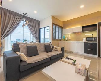 2 Bedroom Apartment 2-4 Pax @ Sunway Pyramid & Sunway Lagoon - Subang Jaya - Living room