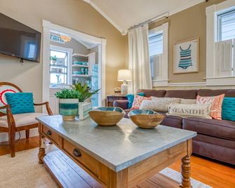 Walk to Beach! Heated Pool Access - Tybee Island - Sala de estar