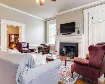 Vineyard Retreat at George Vest Historical Home - Verona - Living room