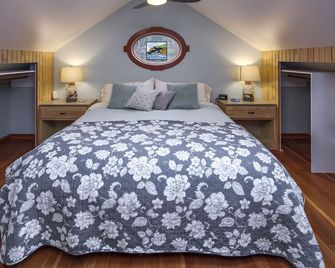 Waterfront Romantic Chuckanut Bay Cottage with Beach - Bellingham - Bedroom