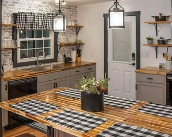 Whiskey Trails Cottage - Tullahoma