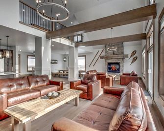 Brand New 7 bdrm Luxury Cottage with Private Beach Access, BBQ,7.5 baths, Hot Tub, Ping Pong Table - The Blue Mountains - Лаунж