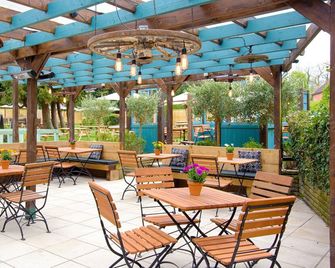 The Curious Pig in The Parlour - Crawley - Edificio