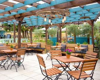 The Curious Pig in The Parlour - קראולי - בניין