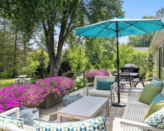 Two Cute Cottages, One Perfect Waterfront Property on Walloon's North Arm! - Petoskey - Patio