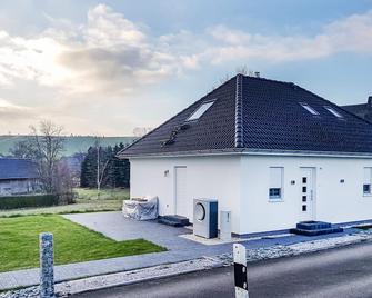Nice Home In Aue-Bad Schlema With Wifi - Bad Schlema - Будівля