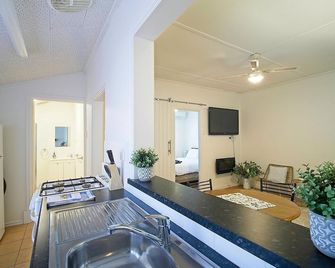 Sea Salt at Stansbury Apartment 1 - 스탠스베리 - 주방