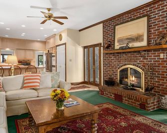 240' Private Beachfront @Kent Island Love Point - Great for Large Groups - Stevensville - Living room