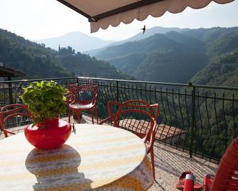 Bright apartment with a large, quiet terrace. Wi-Fi everywhere in the village. - Apricale - Varanda