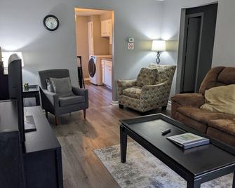 Cozy Duplex near K-State - Manhattan - Wohnzimmer