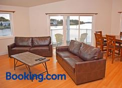 Longliner Lodge and Suites - Sitka - Living room