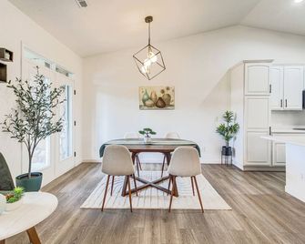 Seasonal Pool, Balcony: Quiet & Cozy Aurora Condo! - Aurora - Comedor