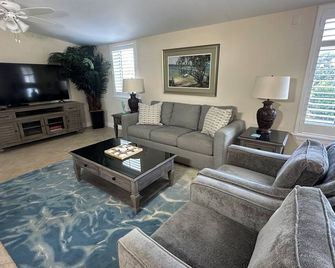 Charming 2-bedroom house on Little Torch Key with pool and tiki bar- 28 DAY MIN. - Little Torch Key - Huiskamer