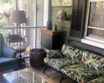 The Shenandoah Basset Dacha - Strasburg - Living room