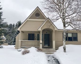 F3 Well appointed Townhome a short walk to the Mount Washington Hotel 1 minute to ski area - Carroll - Edificio