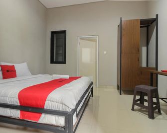 RedDoorz near Puri Indah Mall - Giacarta - Camera da letto