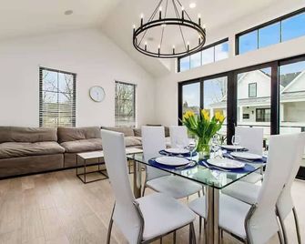 Jungle House Columbus Sleep 16 Downtown Ohio Free Parking - Near Convention Center & Nationwide Arena - 3br Short North Luxury Home - Over 5,800 Five Star Stays - Columbus - Spisestue