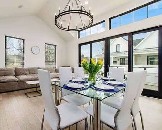 Convention - Garage Parking - Short North - Columbus - Dining room