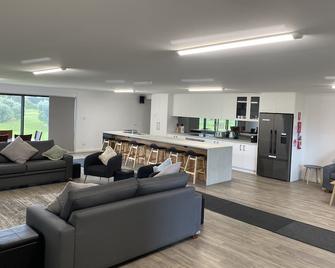 Beachfront access - room for boats - Port MacDonnell - Living room