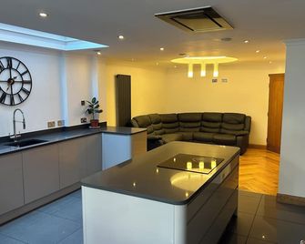 Entire Seaside Home 6 Private Bedrooms Sleeps 10 - Wallasey