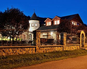 자메체크 카리스테 - 즈바노비체 - 건물