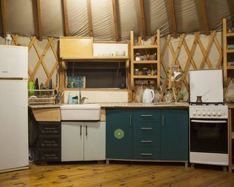 Yurt located in a little oak grove - Amirim - Keuken