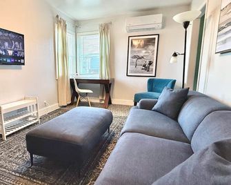 Sunny Downtown Arcata Apartment - Arcata - Obývací pokoj