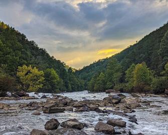 Creek Crest Cabin | Ocoee Riverside Cabin - Benton - Outdoors view