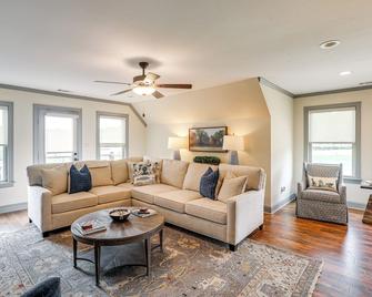 Farm and Lake Views Rural Mississippi Loft Apt - Hernando - Living room