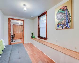 Quaint And Charming 2br Apt In Central Oakland 2 Bedroom Apts by RedAwning - Emeryville - Living room