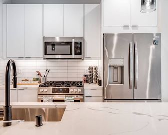 Perch - Charming 2BR with parking, AC, and a rooftop view - Seattle - Kitchen