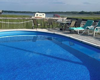 Lakefront 2 bedroom cabin - Nipissing - Pool