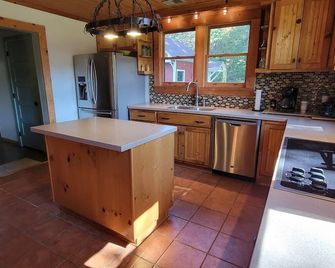 Charming 3-bedroom cabin in beautiful Boomer with AC - Boomer - Kitchen