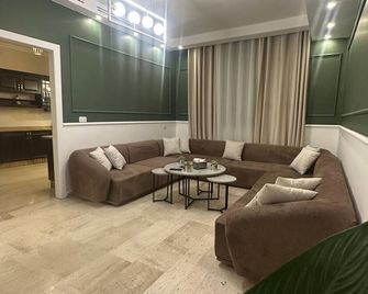 3 Bedroom Apartment Of 200 Square M With Terrace - Amman - Obývací pokoj