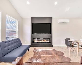 Bungalow /Hot tub /ping pong /Putt putt /corn hole /Jenga /connect 4/Checkers - 布拉夫城（田納西州） - 客廳