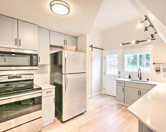Geodesic Dome House with Scenic Views and Hot Tub - Eatonville - Kitchen