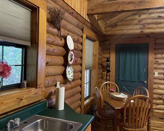 Cabin close to Natural Bridge State Park with hot tub and internet - Slade - Dining room