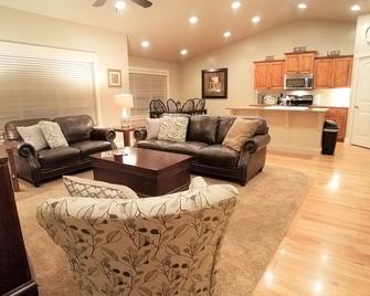 Paramount ~ One Story 3bdrm/2bath home. Pools, close to Parks, Golf, shopping.. - Meridian - Living room