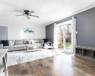 4br Gameday Getaway Ev Charger Pet-Friendly 10p - South Bend - Living room