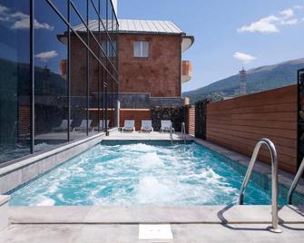 Dili Town Resort and Spa - Dilidschan - Pool