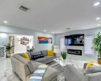 Miami House with Hot Pool-spa & Pool table L48 - ハイアレア - リビングルーム