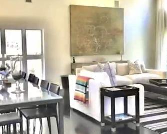 Luxurious Private Amagansett Hideaway with Pool! - Amagansett - Living room