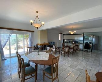 Eagles Nest Villa Athenian Riviera in Aghia Marina near Lagonisi, next to the beach close to Athens Airport - Agios Dimitrios - Dining room